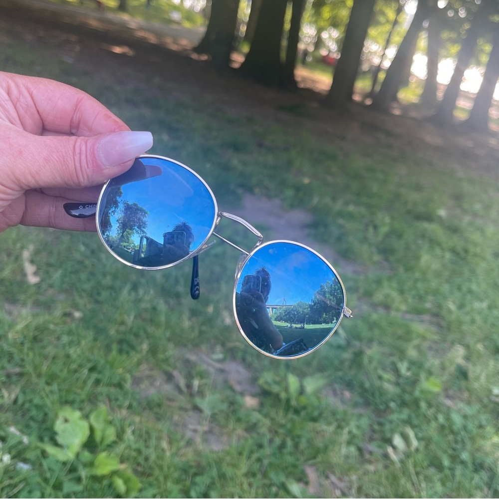 Super Cool Round framed sunglasses with Blue tint